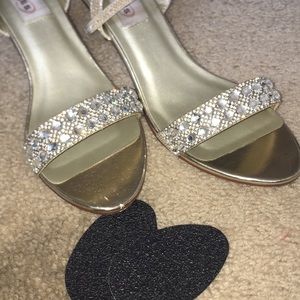 SHINY HEELS. SPECIAL EVENT SHOES.